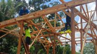 Satgas TMMD ke 122 Kodim Sarko Mulai Pasang Atap Rumah Yabani. Minggu (6/10/2024).