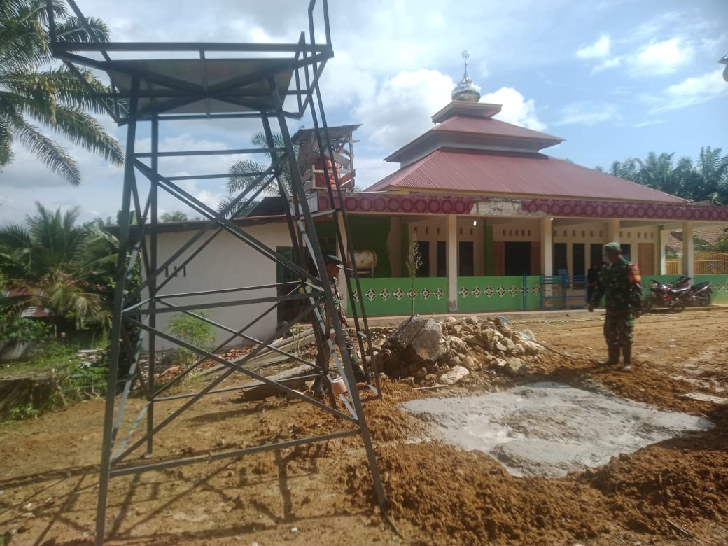 Satgas TMMD ke 122 Kodim Sarko Mulai Pasang Pondasi Tower Sumur Bor di Masjid Baiturrahman. Minggu (6/10/2024).