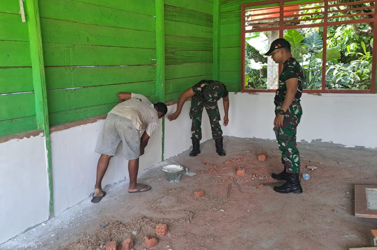 Dinding Madrasah Darul Ulum Desa Bedeng Rejo Mulai Diperhalus. Minggu (6/10/2024).