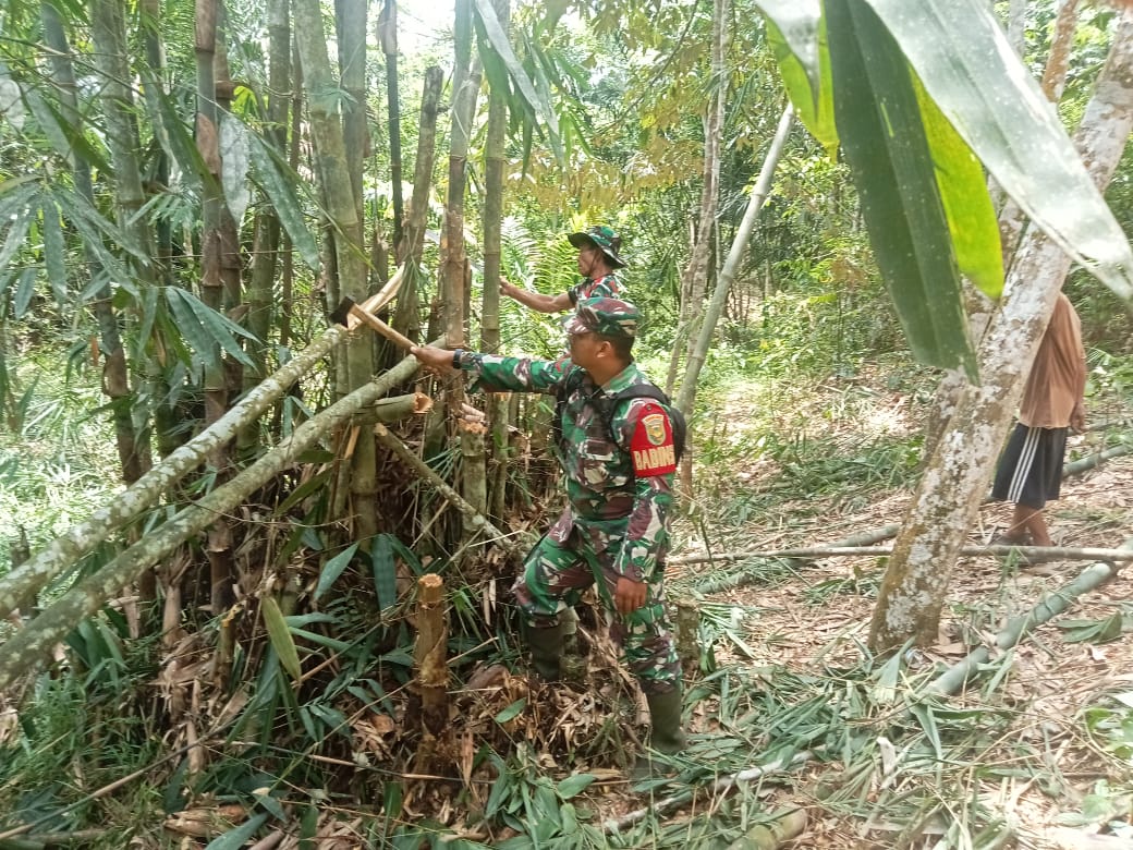 Satgas TMMD ke-122 Kodim Sarko siapkan lokasi pembuatan kolam, kandang kambing dan lahan pertanian. Minggu (6/10/2024).