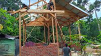 Rumah Baru Pak Yabani Mulai Diatapi Seng Oleh Satgas TMMD ke 122 Kodim Sarko. Senin (7/10/2024).