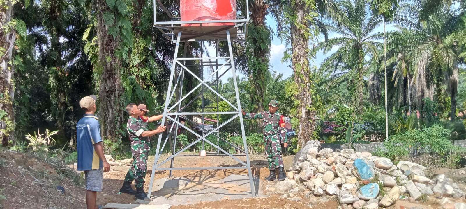 Dua Titik Sumur Bor di Desa Sungai Putih Hampir Rampung Digarap Satgas TMMD ke 122 Kodim 0420 Sarko.