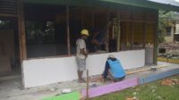 Satgas TMMD ke 122 Kodim 0420 Sarko Pasang Jendela Madrasah Darul Ulum Desa Bedeng Rejo. Kamis (10/10/2024).