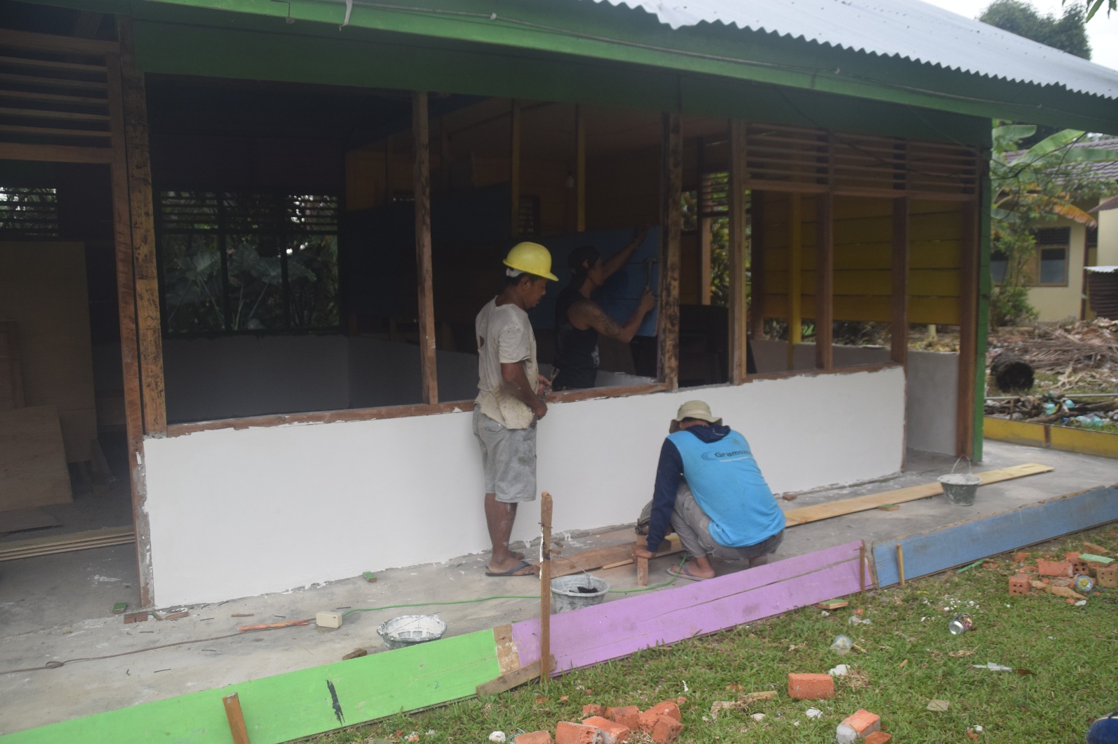 Satgas TMMD ke 122 Kodim 0420 Sarko Pasang Jendela Madrasah Darul Ulum Desa Bedeng Rejo. Kamis (10/10/2024).