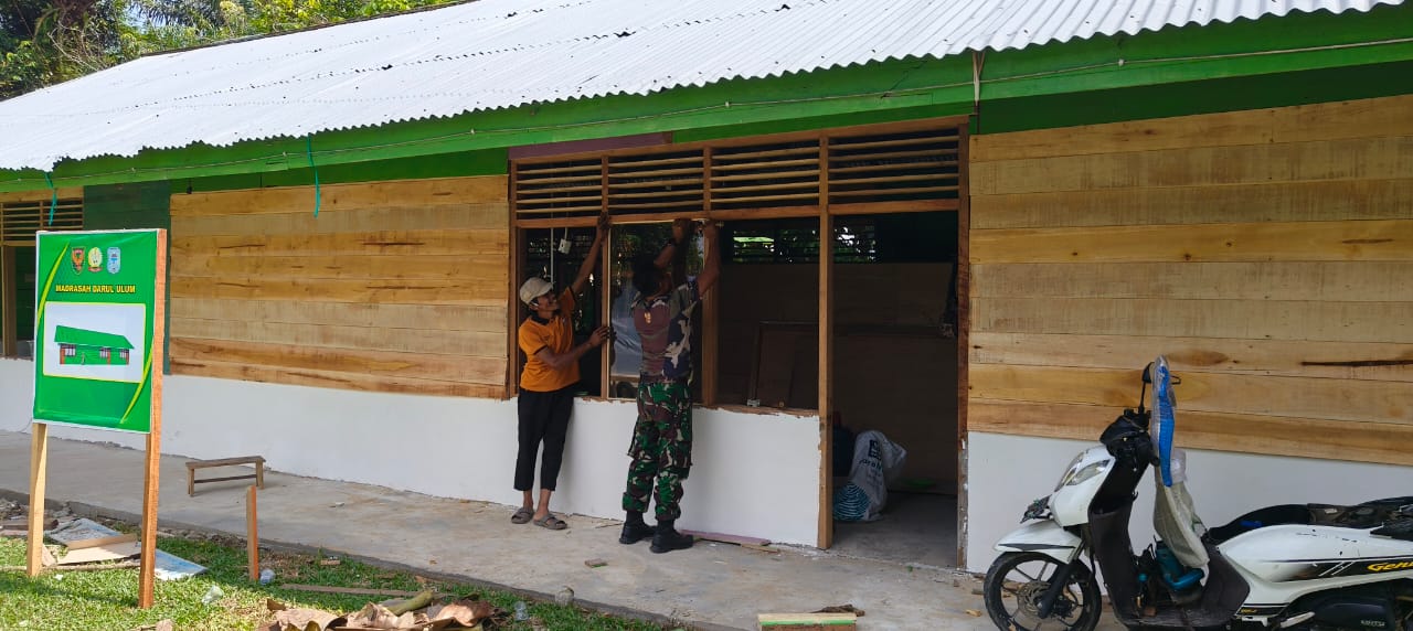 Progres Rehab Madrasah oleh Satgas TMMD ke-122 Kodim 0420/Sarko di Desa Bedeng Rejo Capai 65%.