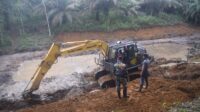 Percepat Pembangunan Kolam Ikan, Satgas TMMD ke-122 Kodim 0420/Sarko Turunkan Alat Berat. Sabtu (12/10/2024).
