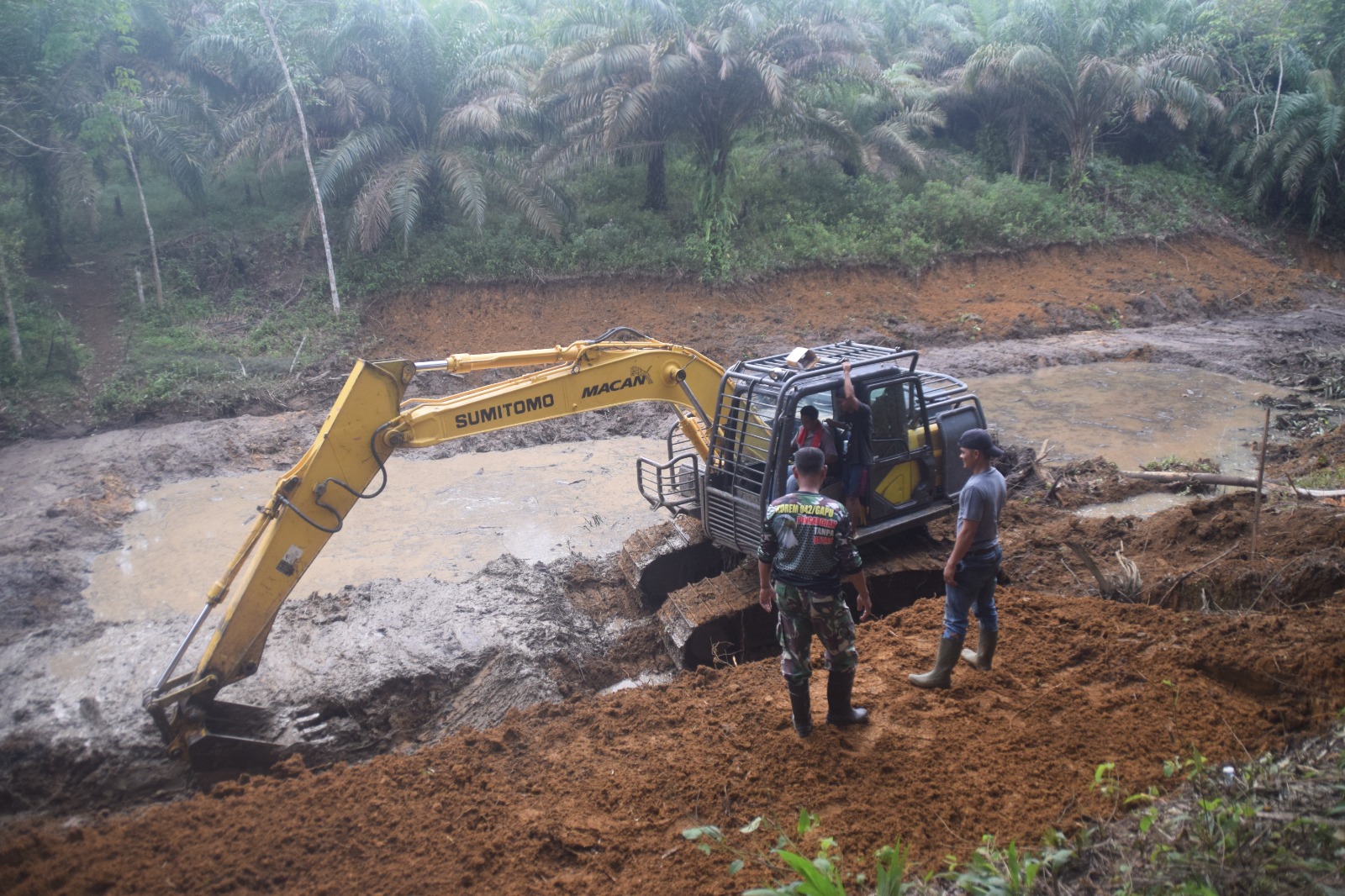 Percepat Pembangunan Kolam Ikan, Satgas TMMD ke-122 Kodim 0420/Sarko Turunkan Alat Berat. Sabtu (12/10/2024).
