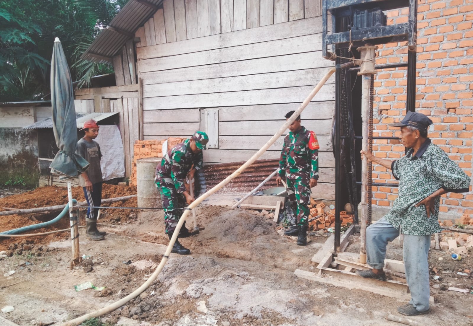 Pembangunan Sumur Bor di Masjid Baitussalam Desa Bedeng Rejo Mulai Dikerjakan. Sabtu (12/10/2024).