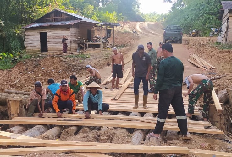 Pengerjaan Jembatan Darurat di Desa Bedeng Rejo Terus Dikebut Satgas TMMD 122 Kodim 0420 Sarko. foto : ist Pengerjaan Jembatan Darurat di Desa Bedeng Rejo Terus Dikebut Satgas TMMD 122 Kodim 0420 Sarko. foto : ist