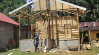 Rumah Supardi Mulai Dipasang Dinding Oleh Anggota Satgas TMMD ke 122 Kodim 0420/Sarko. foto: ist