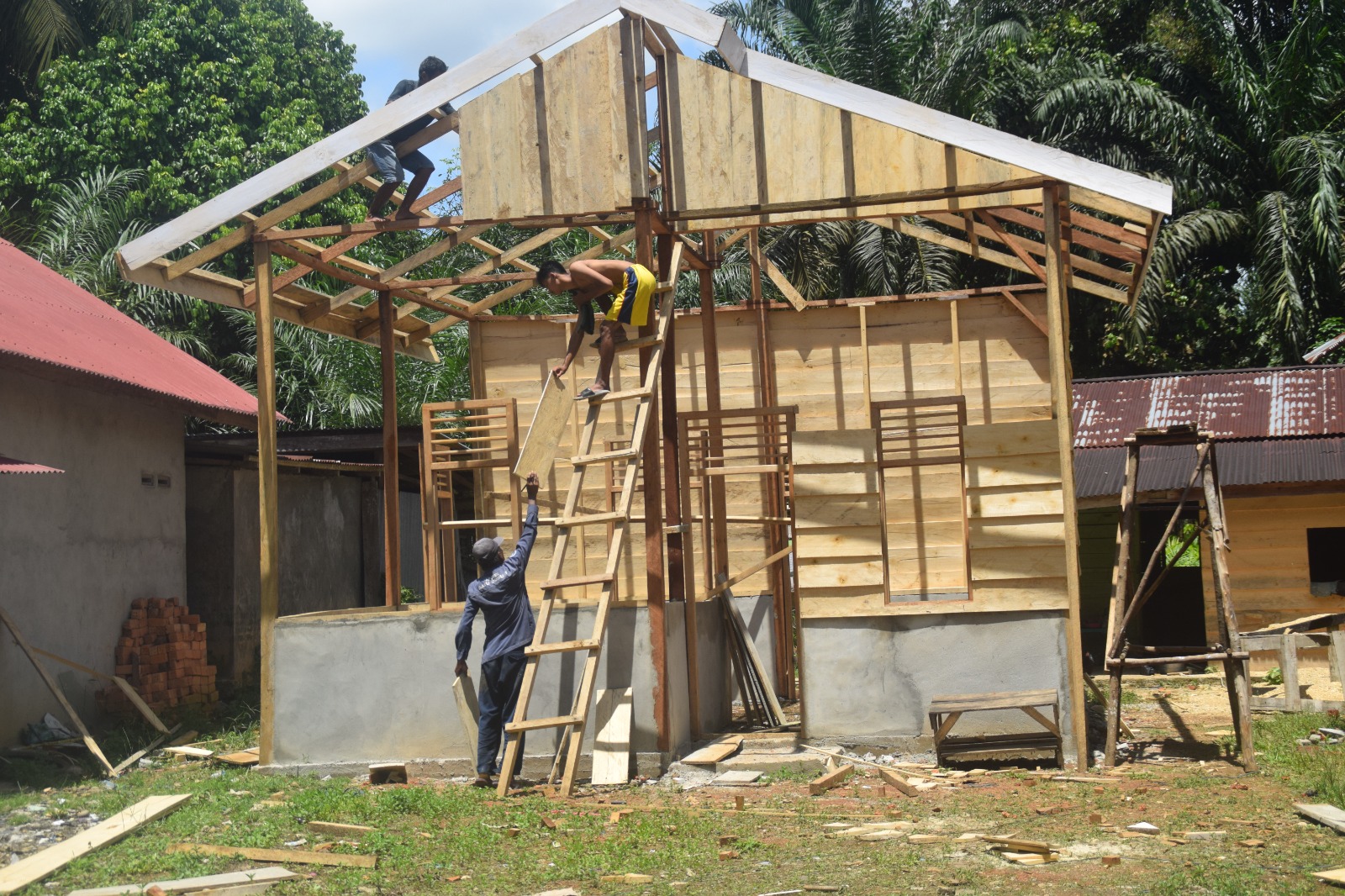 Rumah Supardi Mulai Dipasang Dinding Oleh Anggota Satgas TMMD ke 122 Kodim 0420/Sarko. foto: ist Rumah Supardi Mulai Dipasang Dinding Oleh Anggota Satgas TMMD ke 122 Kodim 0420/Sarko. foto: ist
