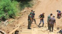 Anggota Satgas TMMD ke 122 Kodim 0420 Sarko yang dipimpin Lettu CBA Syafrianto kembali melakukan pengerjakan jembatan darurat. Jembatan darurat yang bakal di bangun dijalan penghubung desa Bedeng Rejo dengan desa sungai putih kecamatan Bangko Barat ini sebanyak tiga titik.