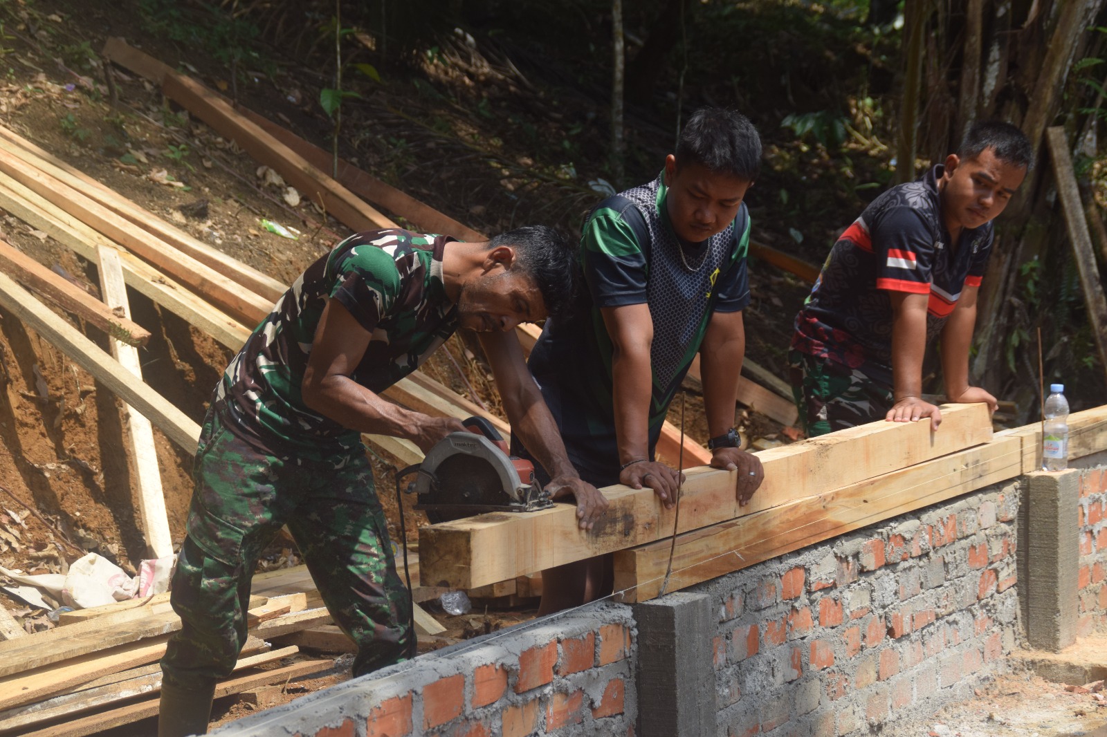 Program TNI Manunggal Membangun Desa (TMMD) ke-122 Kodim 0420/Sarko di Desa Bedeng Rejo Kecamatan Bangko Barat Kabupaten Merangin salah satunya melaksanakan pembangunan ketahanan pangan. 