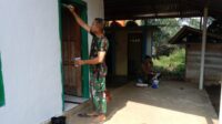 Anggota Satgas TNI Manunggal Membangun Desa (TMMD) 122 Kodim 0420/Sarko Serma Mustopa bersama warga Desa melaksanakan kegiatan pembersihan dan pengecatan mushola di Desa Bedeng Rejo, Kecamatan Bangko Barat, Kabupaten Merangin. 