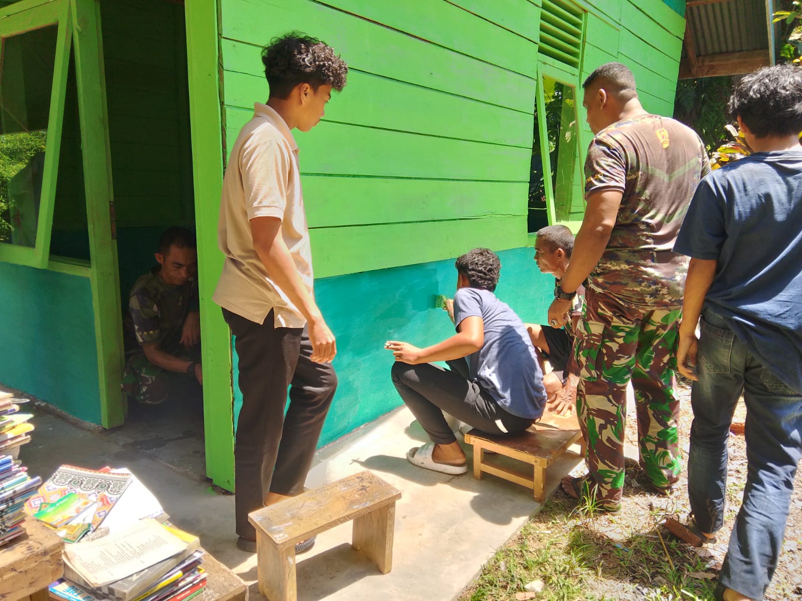 Anggota Satgas TNI Manunggal Membangun Desa (TMMD) 122 Kodim 0420/Sarko berkolaborasi dengan pemuda setempat untuk melaksanakan kegiatan pengecatan Madrasah Darul Ulum Desa Bedeng Rejo Kecamatan Bangko Barat Kabupaten Merangin, Kegiatan ini kordinatori oleh Mayor Inf Aziz.