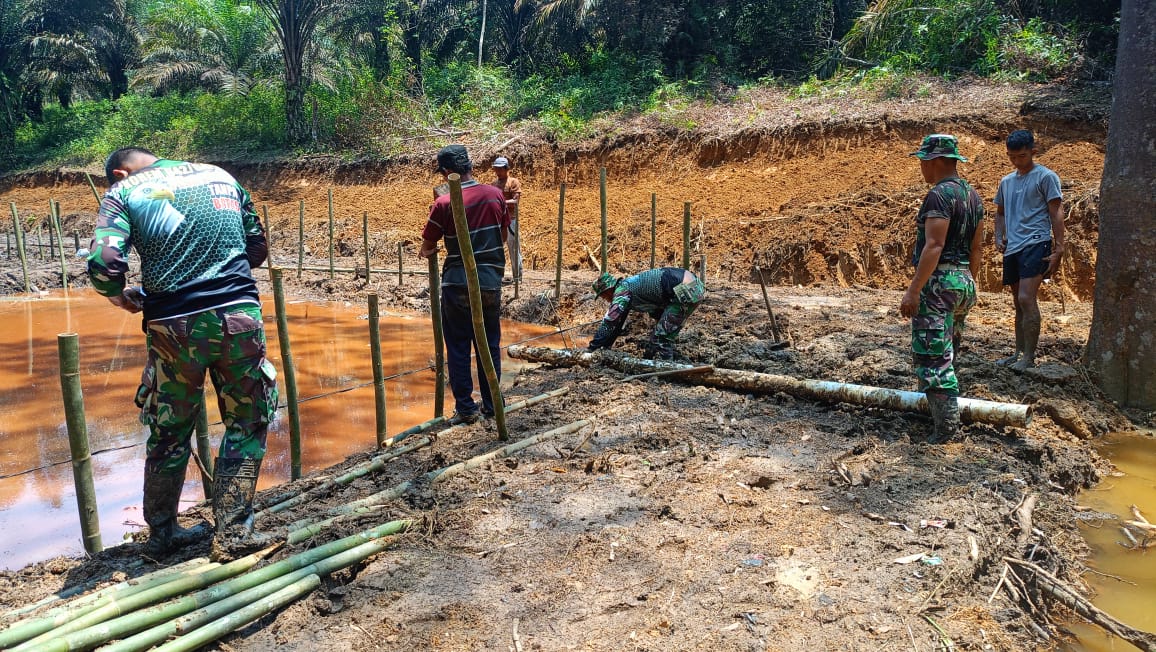 Dalam rangka pelaksanaan program TNI Manunggal Membangun Desa (TMMD) ke-122, Satgas Kodim 0420/Sarko bersama warga Desa Bedeng Rejo, Kecamatan Bangko Barat, Kabupaten Merangin, melakukan kegiatan pembuatan pancang bambu untuk kolam ikan. 