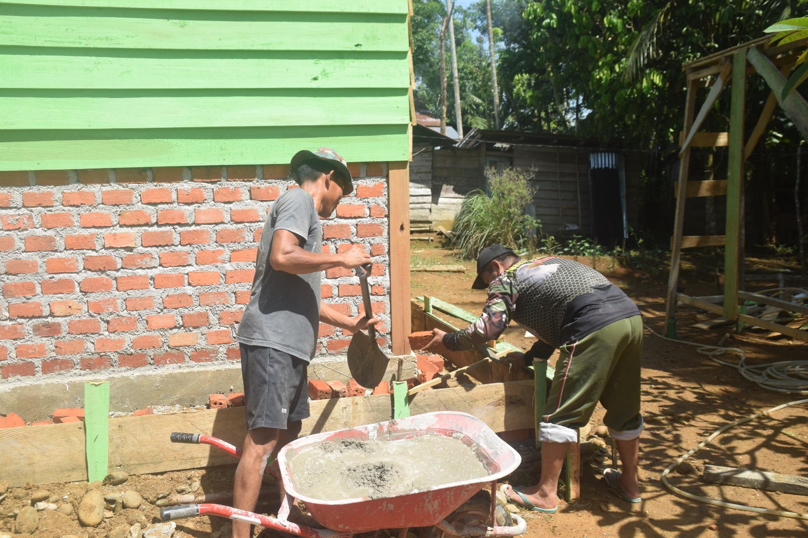 Satgas TMMD (TNI Manunggal Membangun Desa) ke 122 Kodim 0420 Sarko yang dilaksanakan di desa Bedeng Rejo kecamatan Bangko Barat juga menyasar rumah warga yang tidak layak huni. Salah satu rumah yang dibangun oleh Satgas TMMD yakni rumah Yabani warga Desa Bedeng Rejo. Satgas TMMD (TNI Manunggal Membangun Desa) ke 122 Kodim 0420 Sarko yang dilaksanakan di desa Bedeng Rejo kecamatan Bangko Barat juga menyasar rumah warga yang tidak layak huni. Salah satu rumah yang dibangun oleh Satgas TMMD yakni rumah Yabani warga Desa Bedeng Rejo.