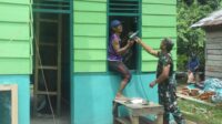 Anggota Satgas TNI Manunggal Membangun Desa (TMMD) ke 122 Kodim 0420/Sarko hampir rampung mengerjakan rumah layak huni milik Supardi warga Desa Bedeng Rejo kecamatan Bangko Barat. Hari ini RLH Supardi mulai dipasang jendela.