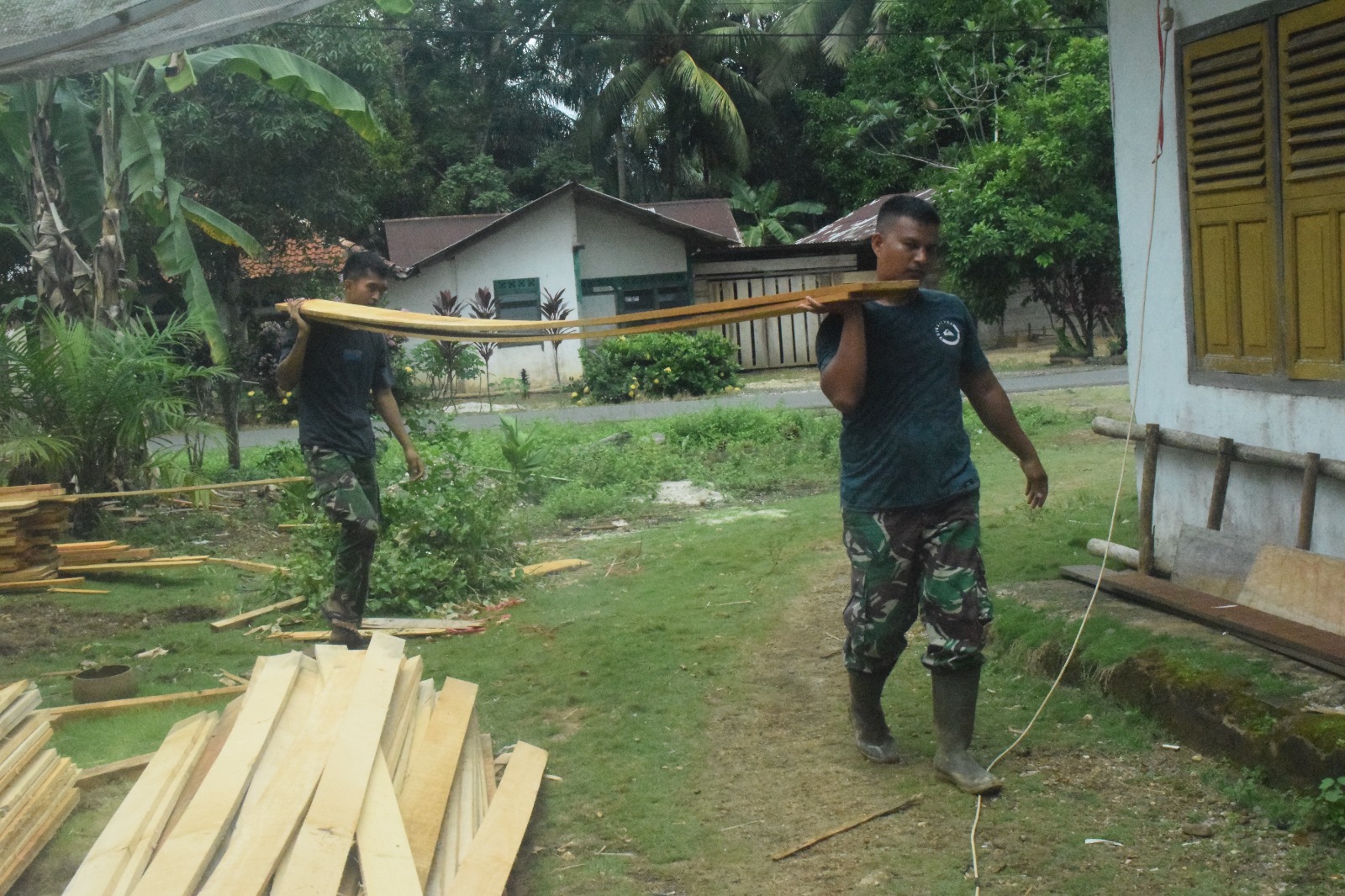 Satgas TNI Manunggal Membangun Desa (TMMD) ke-122 Kodim 0420/Sarko komitmen mendukung program ketahanan pangan nasional, salah satu kegiatannya kali ini dengan membangunkan saung untuk warga Desa Bedeng Rejo, Kecamatan Bangko Barat, Kabupaten Merangin. 