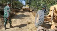 Alat berat jenis bomax dan gleder kembali diturunkan oleh Satgas TMMD ke 122 Kodim 0420 Sarko dilokasi pembukaan jalan penghubung Desa Bedeng Rejo menuju Desa Sungai Putih Kecamatan Bangko Barat. 