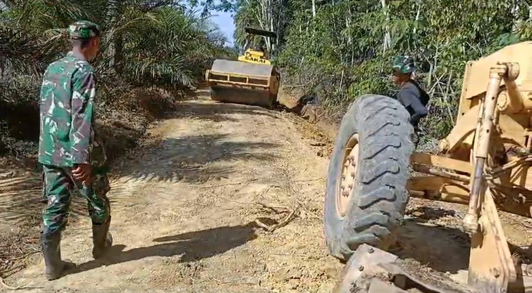 Alat berat jenis bomax dan gleder kembali diturunkan oleh Satgas TMMD ke 122 Kodim 0420 Sarko dilokasi pembukaan jalan penghubung Desa Bedeng Rejo menuju Desa Sungai Putih Kecamatan Bangko Barat. 