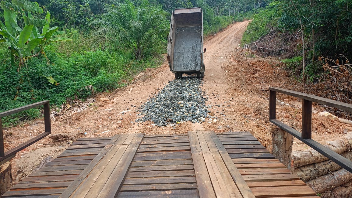 Program TNI Manunggal Membangun Desa (TMMD) ke-122 lakukan pengerjaan pengerasan jalan penghubung Desa Bedeng Rejo ke Desa Sungai Putih Kecamatan Bangko Barat, Kabupaten Merangin. Program TNI Manunggal Membangun Desa (TMMD) ke-122 lakukan pengerjaan pengerasan jalan penghubung Desa Bedeng Rejo ke Desa Sungai Putih Kecamatan Bangko Barat, Kabupaten Merangin.