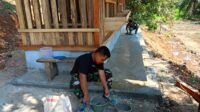 Anggota Satgas TNI Manunggal Membangun Desa (TMMD) ke-122 Kodim 0420/Sarko telah selesai melakukan proses pembuatan lantai kandang kambing yang dibangun di Desa Bedeng Rejo, Kecamatan Bangko Barat, Kabupaten Merangin. 