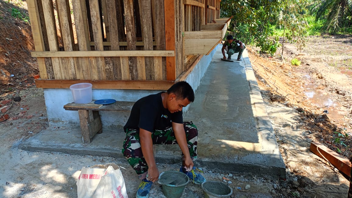 Anggota Satgas TNI Manunggal Membangun Desa (TMMD) ke-122 Kodim 0420/Sarko telah selesai melakukan proses pembuatan lantai kandang kambing yang dibangun di Desa Bedeng Rejo, Kecamatan Bangko Barat, Kabupaten Merangin. 