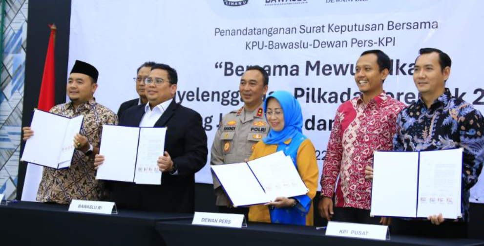 kadivhumas polri irjen pol sandi nugroho menghadiri penandatanganan surat keputusan bersama (skb) kpu, bawaslu, kpi, dan dewan pers. kadivhumas polri irjen pol sandi nugroho menghadiri penandatanganan surat keputusan bersama (skb) kpu, bawaslu, kpi, dan dewan pers.