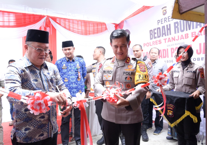 kapolda jambi, irjen pol rusdi hartono meresmikan bedah rumah milik seorang lansia minah warga kecamatan tungkal ilir, kabupaten tanjab barat.