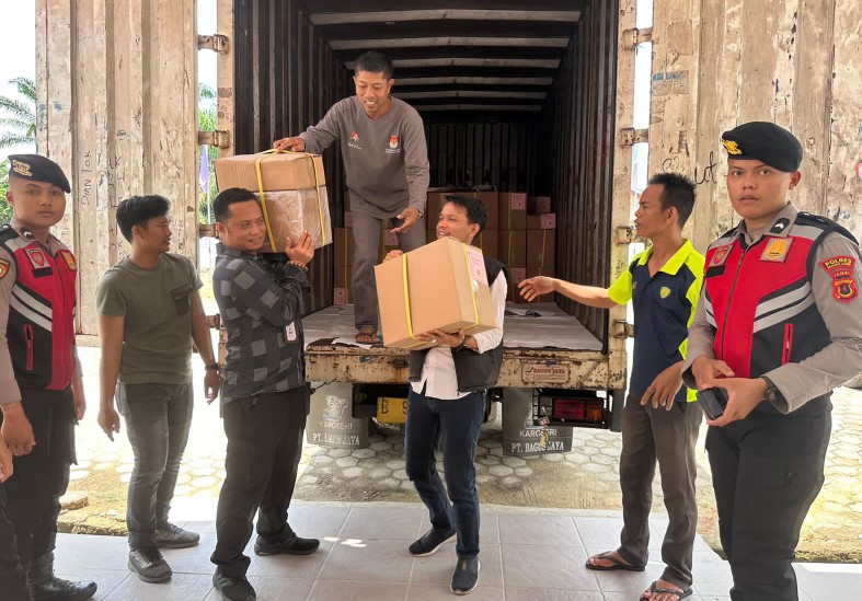 kertas surat suara pemilihan bupati dan wakil bupati kabupaten muaro jambi telah tiba di kantor komisi pemilihan umum. kertas surat suara pemilihan bupati dan wakil bupati kabupaten muaro jambi telah tiba di kantor komisi pemilihan umum.