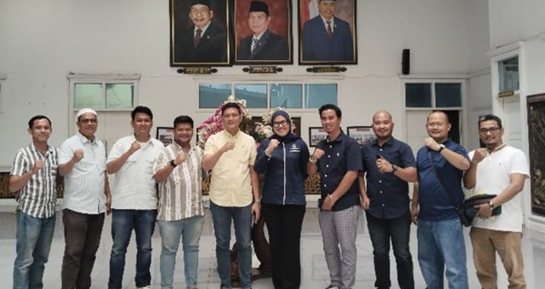 ketua dprd provinsi jambi, hafiz fattah, menyambut baik kunjungan dewan pimpinan cabang (dpc) himpunan wiraswasta nasional minyak bumi dan gas bumi (hiswana migas) provinsi jambi ketua dprd provinsi jambi, hafiz fattah, menyambut baik kunjungan dewan pimpinan cabang (dpc) himpunan wiraswasta nasional minyak bumi dan gas bumi (hiswana migas) provinsi jambi