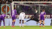 kiper firoentina david de gea menepis tendangan pe