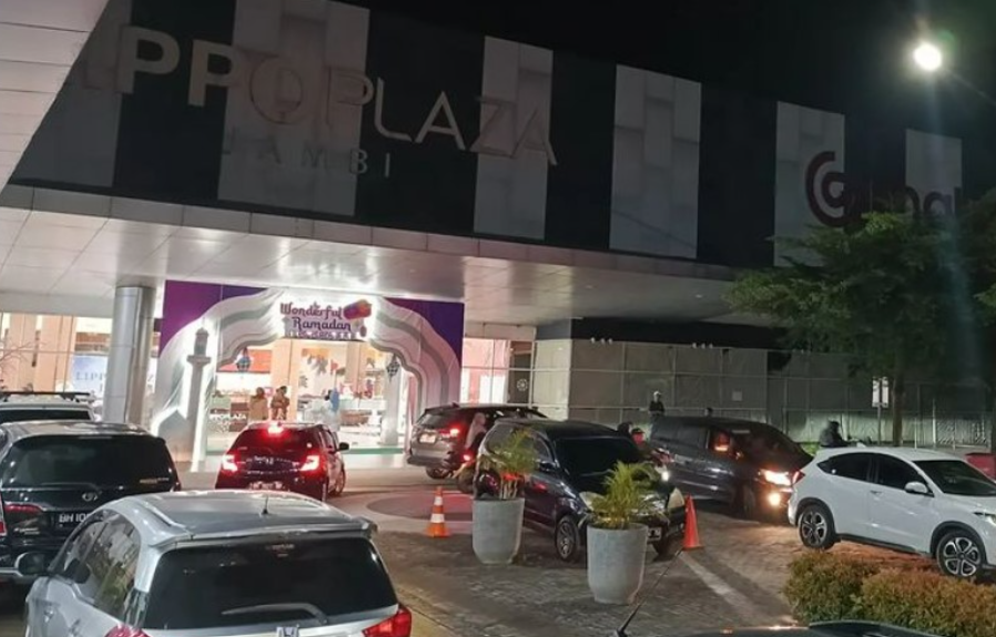 Lippo Mall Jambi adalah salah satu pusat perbelanjaan terkemuka di kota Jambi, Indonesia. Lippo Mall Jambi adalah salah satu pusat perbelanjaan terkemuka di kota Jambi, Indonesia.
