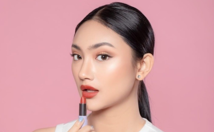 lipstik adalah salah satu produk makeup yang paling esensial bagi banyak wanita.