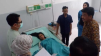 penjabat bupati muaro jambi, drs raden najmi menjenguk warga masyarakat desa setiris yang tengah terbaring di rsud ahmad ripin sengeti