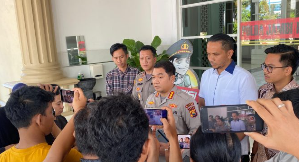 polda jambi tetapkan dua oknum polisi sebagai tersangka atas kematian tahanan di polsek kumpeh ilir