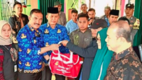 Pj. Bupati Kerinci Asraf menyerahkan bantuan kepada korban kebakaran. Foto: Oga/Jambiseru.com
