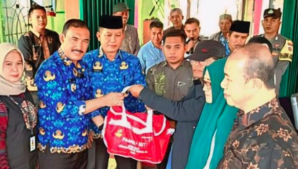 Pj. Bupati Kerinci Asraf menyerahkan bantuan kepada korban kebakaran. Foto: Oga/Jambiseru.com