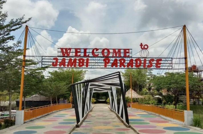 Butuh pelarian dari hiruk pikuk perkotaan dan kepenatan rutinitas? Taman Wisata Jambi Paradise hadir sebagai jawaban tepat untuk menghabiskan waktu berkualitas bersama keluarga dan orang-orang tercinta.