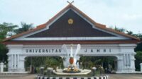 Provinsi Jambi, yang dikenal dengan pesona alam dan budayanya, juga menyimpan potensi pendidikan tinggi yang tak kalah menarik.