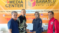 tim advokasi koalisi pasangan calon walikota dan wakil walikota jambi, h abdul rahman h andi muhammad guntur melaporkan lurah kenali besar ke bawaslu.