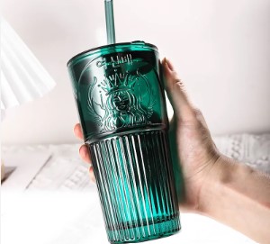 tumbler minum adalah wadah yang dirancang untuk menyimpan berbagai jenis minuman, baik panas maupun dingin.