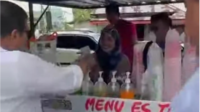 viral video cagub rh bagi bagi duit langsung ke warga saat kampanye