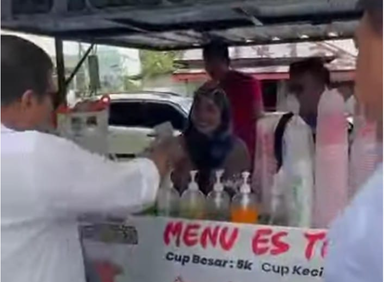 viral video cagub rh bagi bagi duit langsung ke warga saat kampanye