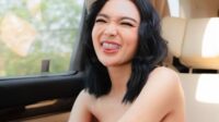 wika salim tampil centil di mobil