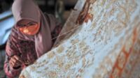 batik merupakan salah satu warisan budaya indonesia yang diakui dunia.