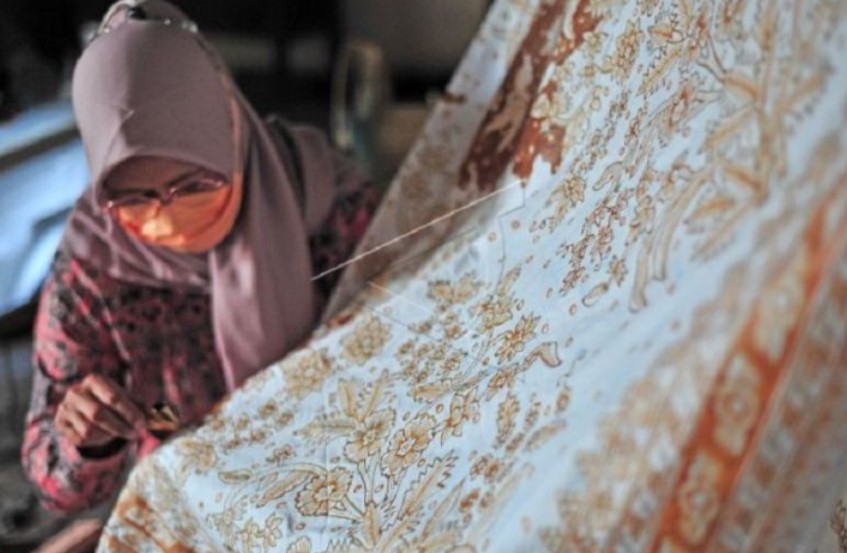 batik merupakan salah satu warisan budaya indonesia yang diakui dunia.