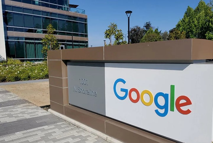 google, sebuah nama yang identik dengan penelusuran internet, telah berevolusi menjadi salah satu perusahaan teknologi terbesar dan paling berpengaruh di dunia.