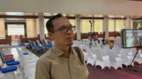 Ketua Komisi Pemilihan Umum (KPU) Merangin Albert Trisman cek persiapan jelang debat pasangan calon (Paslon) Bupati dan Wakil Bupati Merangin di ruang Paripurna Gedung DPRD Merangin. Rabu (13/11/2024).